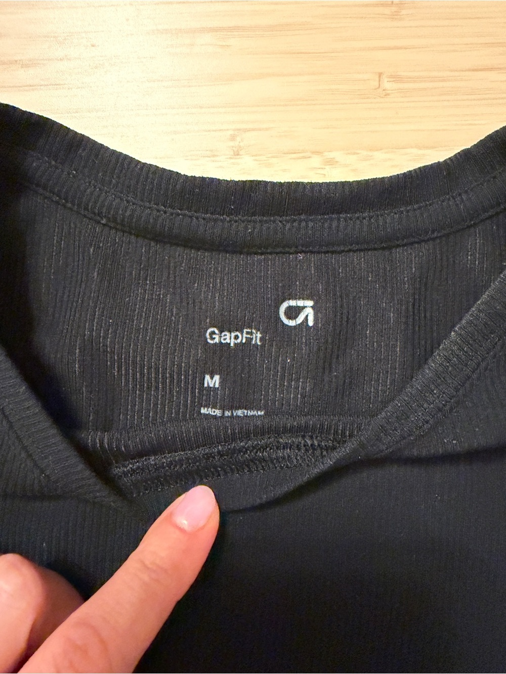 GAP Black Short-Sleeve Ribbed Crew Tee - Picture 2 of 3